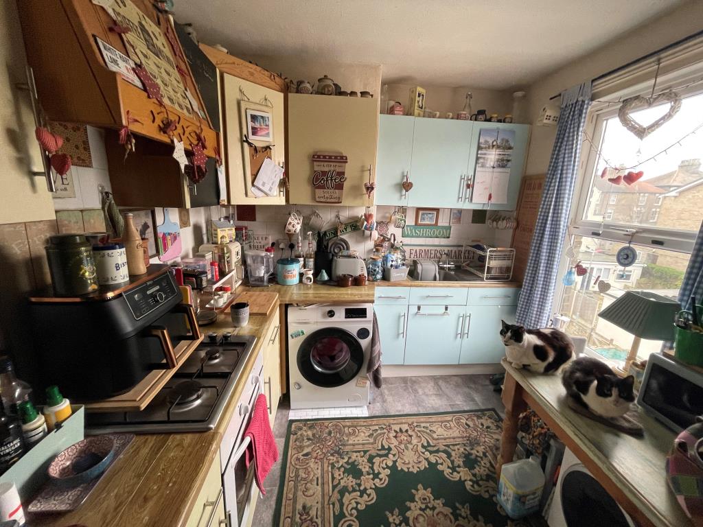 Lot: 12 - FREEHOLD MIXED-USE INVESTMENT - Photo of flats kitchen